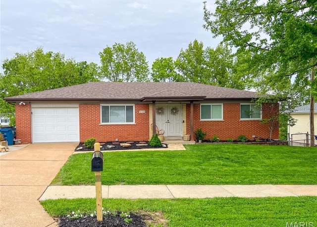Property at 3915 Nottingham Estates Dr, St Louis, MO 63129, 3 beds, 1.5 baths