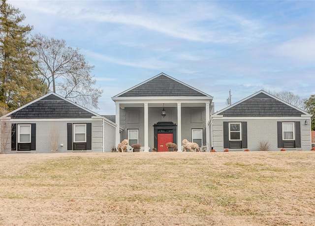 Property at 121 Country Club Pl, Belleville, IL 62223, 3 beds, 3.5 baths