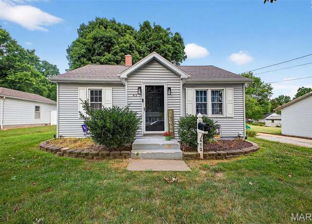Property at 412 Monroe St, Waterloo, IL 62298, 2 beds, 1 bath