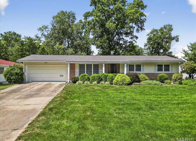 Property at 1219 Timber Run Dr, St Louis, MO 63146, 3 beds, 2.5 baths