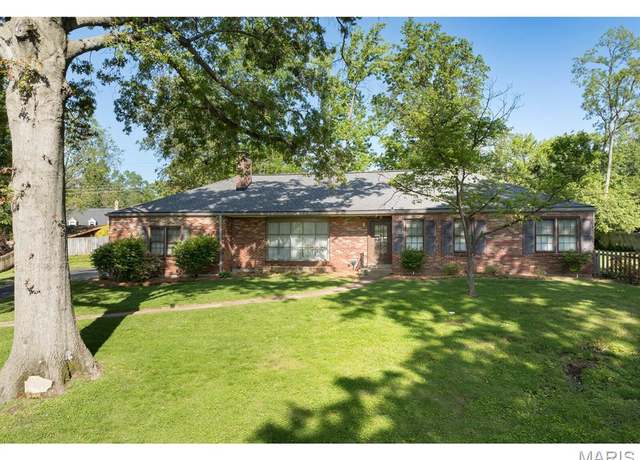 Property at 41 Berry Oaks Ln, Glendale, MO 63122, 3 beds, 2.5 baths