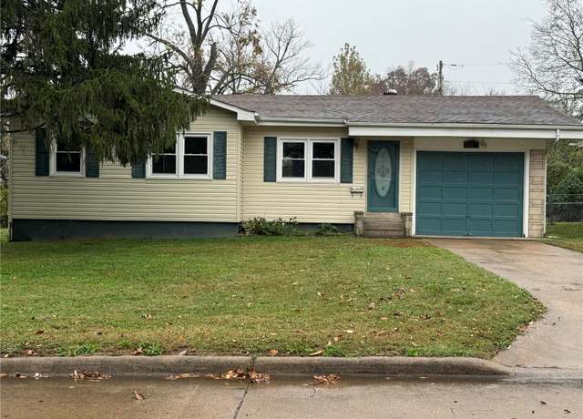 Property at 1211 College St, Cape Girardeau, MO 63703, 3 beds, 1 bath