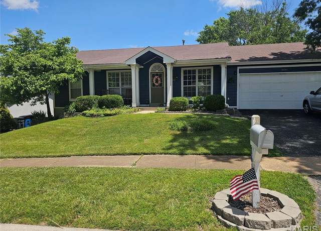 Property at 16144 Castlerea Blvd, Ellisville, MO 63021, 3 beds, 2.5 baths