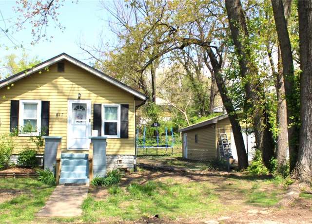 Property at 617 Clay St, Alton, IL 62002, 2 beds, 1 bath