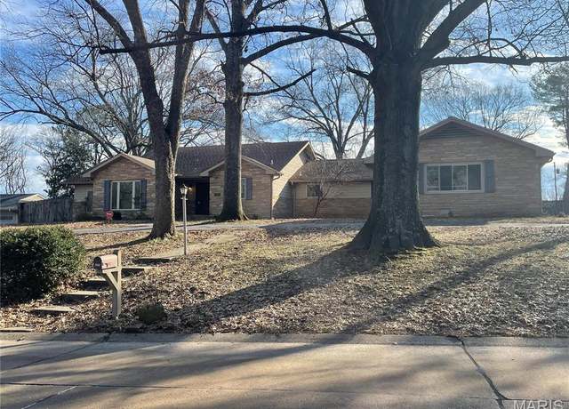 Property at 1014 N Henderson Ave, Cape Girardeau, MO 63701, 4 beds, 3.5 baths
