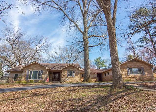 Property at 1014 N Henderson Ave, Cape Girardeau, MO 63701, 4 beds, 3.5 baths