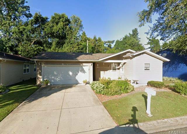 Property at 8 Singletree Ln, Glen Carbon, IL 62034, 3 beds, 1.5 baths