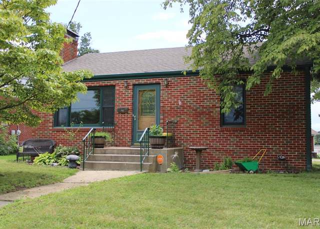 Property at 3 E Elm St, Alton, IL 62002, 2 beds, 1.5 baths