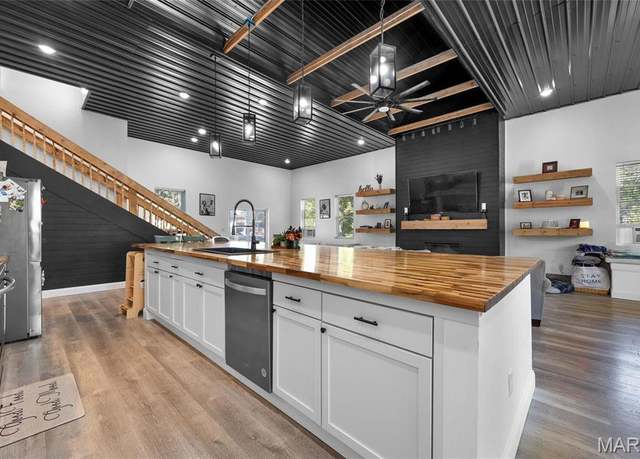Property at 10410 Business 21, Hillsboro, MO 63050, 3 beds, 2.5 baths