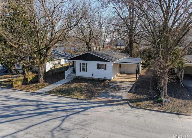Property at 1052 6th St, West Plains, MO 65775, 3 beds, 2 baths