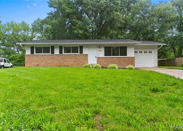 Property at 1027 Briarbrae Dr, St Louis, MO 63138, 3 beds, 1.5 baths