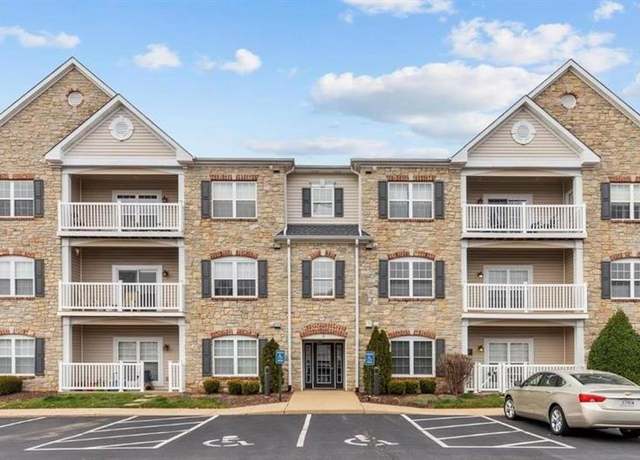 Property at 2 Monarch Trace Ct #102, Chesterfield, MO 63017, 2 beds, 2 baths