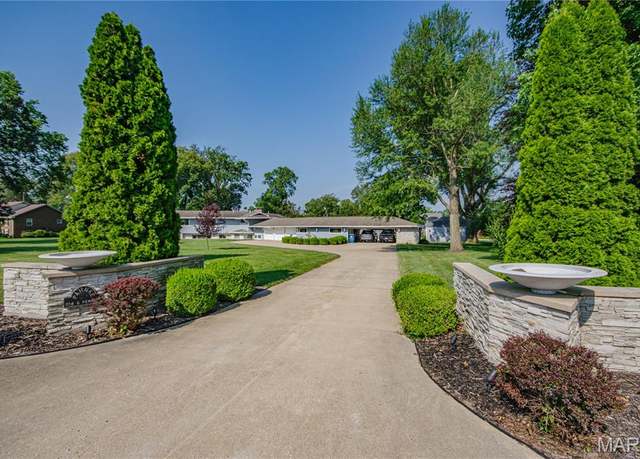 Property at 1114 S Perrine St, Centralia, IL 62801, 9 beds, 7.5 baths