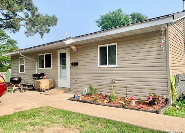 Property at 801 Pleasant St, Hannibal, MO 63401, 3 beds, 1 bath
