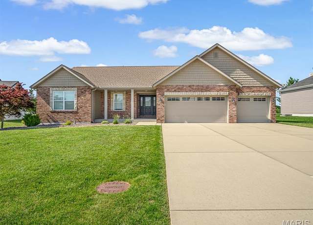 Property at 1051 Creekside Dr, Waterloo, IL 62298, 3 beds, 2 baths