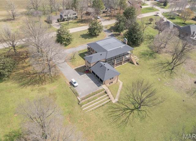 Property at 305 Ridge Dr, Sikeston, MO 63801, 5 beds, 4.5 baths