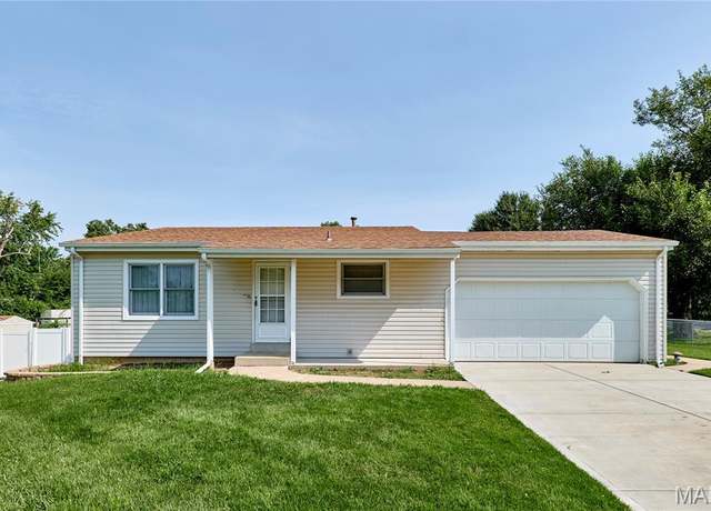 Property at 4001 De Smet Ln, St Charles, MO 63304, 2 beds, 3 baths