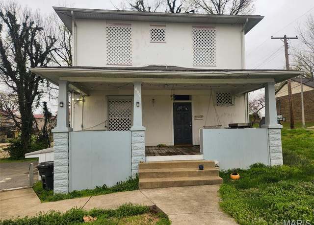 Property at 609 S Poplar St, Carbondale, IL 62901, 6 beds, 5.5 baths