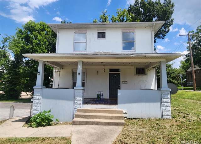 Property at 609 S Poplar St, Carbondale, IL 62901, 6 beds, 5.5 baths