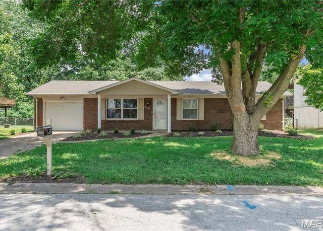 Property at 220 Las Olas Dr, Belleville, IL 62221, 3 beds, 2 baths