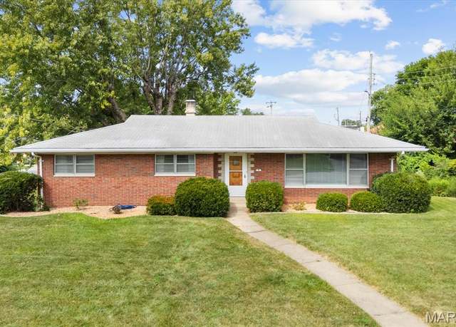 Property at 9 Columbus Dr, Belleville, IL 62226, 3 beds, 3.5 baths