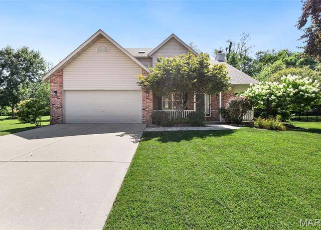 Property at 2807 Hunters Crossing Dr, Edwardsville, IL 62025, 4 beds, 3 baths