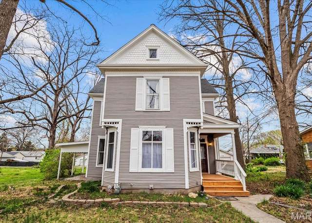 Property at 817 W Clay St, Collinsville, IL 62234, 4 beds, 1.5 baths