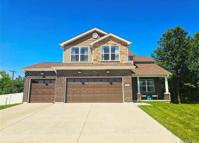 Property at 104 Eisenhower Blvd, Troy, IL 62294, 4 beds, 2.5 baths