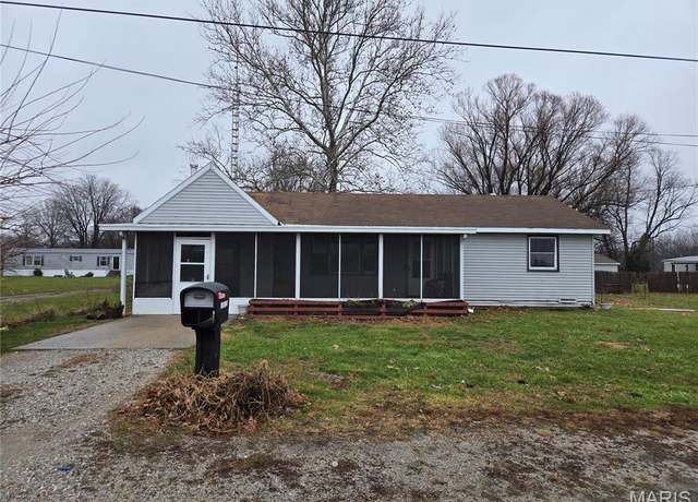 Property at 521 E 8th St E, Ramsey, IL 62080, 3 beds, 1 bath