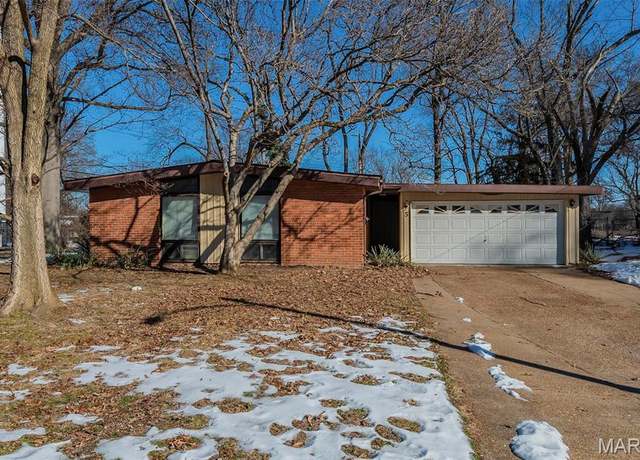 Property at 5 Little Ln, Florissant, MO 63033, 3 beds, 2 baths