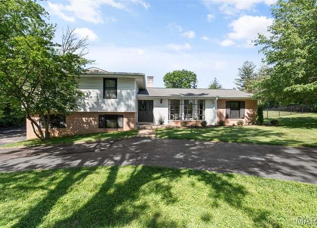 Property at 1 Woodoaks Trl, St Louis, MO 63124, 4 beds, 4.5 baths