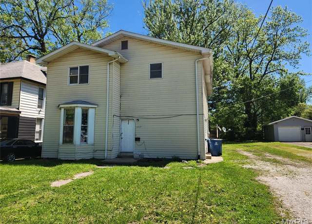 Property at 1117 Main St, Alton, IL 62002, 3 beds, 1 bath