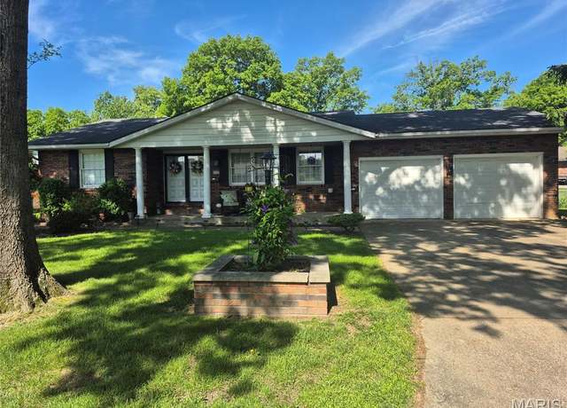 Property at 2332 Chadwick Dr, Alton, IL 62002, 2 beds, 2.5 baths