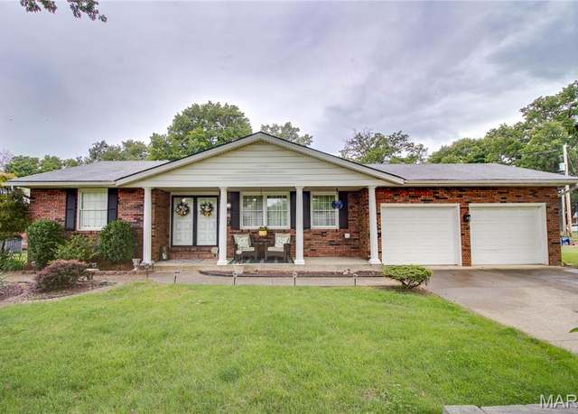 Property at 2332 Chadwick Dr, Alton, IL 62002, 2 beds, 2.5 baths