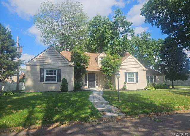 Property at 49 Hanley Downs, Richmond Heights, MO 63117, 3 beds, 2.5 baths