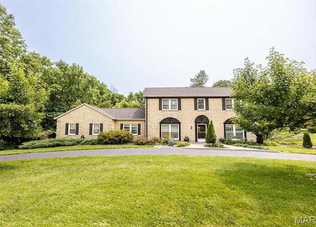 Property at 210 E Fairway Dr, Belleville, IL 62223, 3 beds, 3.5 baths