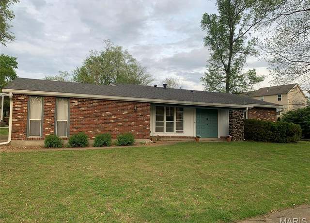 Property at 900 Broadhurst Dr, Manchester, MO 63021, 3 beds, 2 baths