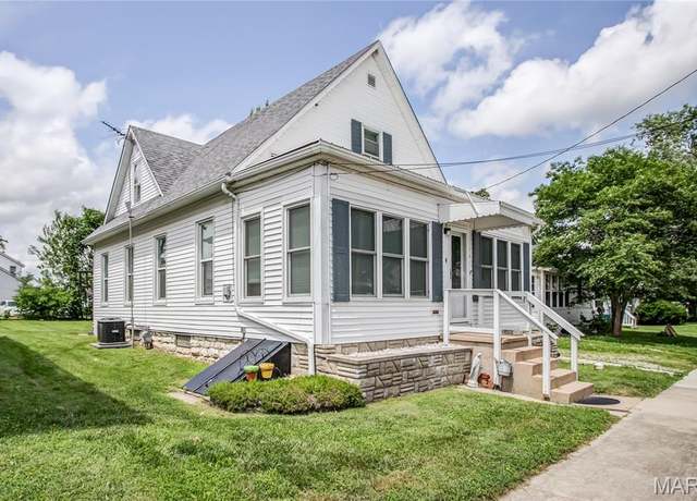 Property at 207 E Arch St, Jerseyville, IL 62052, 3 beds, 1.5 baths