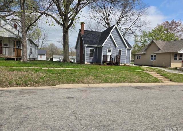 Property at 1551 Fairfax, Carlyle, IL 62231, 3 beds, 2 baths