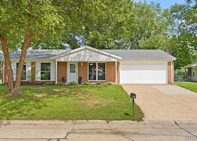 Property at 344 Roanoke Dr, Belleville, IL 62221, 3 beds, 1.5 baths