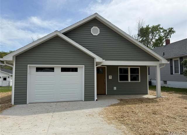 Property at 2609 Chestnut St, Hannibal, MO 63401, 3 beds, 2 baths
