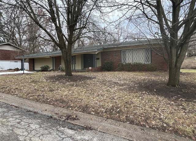 Property at 125 Country Club Pl, Belleville, IL 62223, 3 beds, 2.5 baths