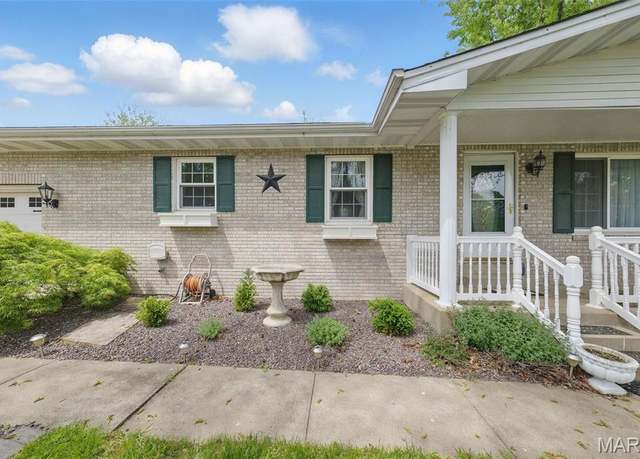 Property at 207 Hillcrest Dr, Elsberry, MO 63343, 4 beds, 2 baths