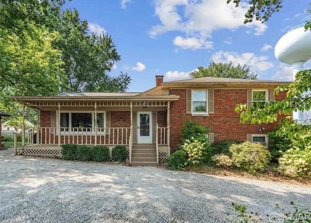 Property at 620 Hillcrest Dr, Lebanon, IL 62254, 3 beds, 2 baths