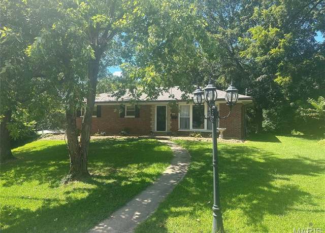Property at 101 Westminster Dr, Collinsville, IL 62234, 4 beds, 2 baths