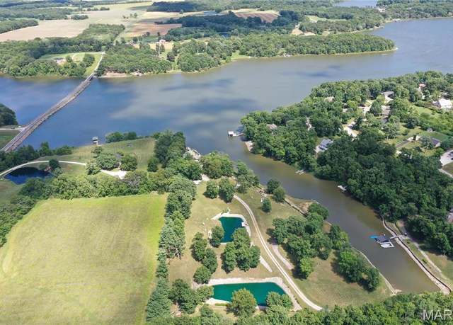 Property at 1 Fox Hollow Dr, Hillsboro, IL 62049