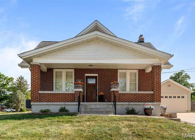 Property at 2742 Yaeger Rd, St Louis, MO 63129, 3 beds, 3.5 baths