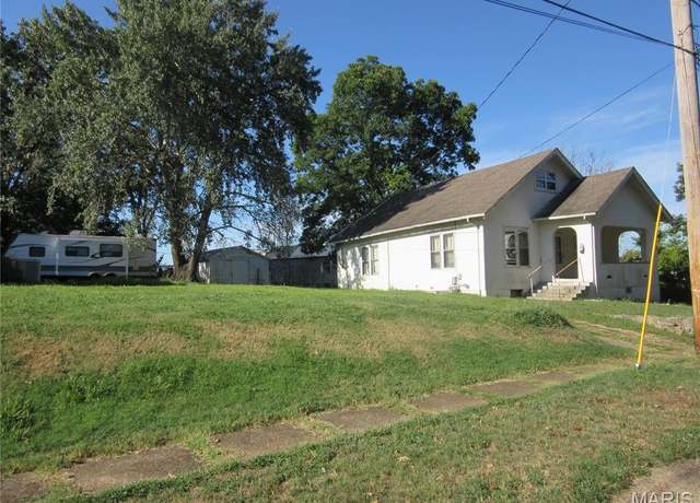 Property at 1130 Kinzer St, Poplar Bluff, MO 63901, 4 beds, 1 bath