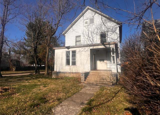 Property at 236 South Cherry St, Centralia, IL 62801, 3 beds, 4 baths