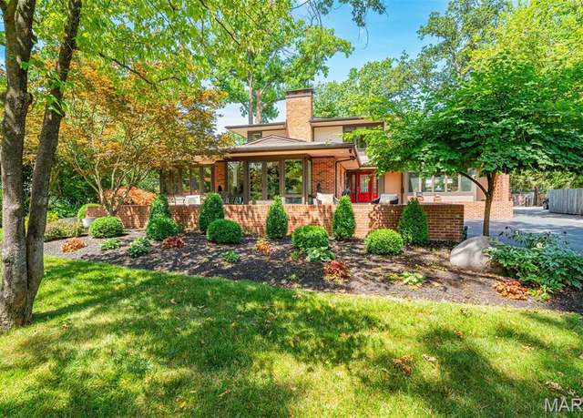 Property at 719 Sherwood Dr, Webster Groves, MO 63119, 4 beds, 3.5 baths